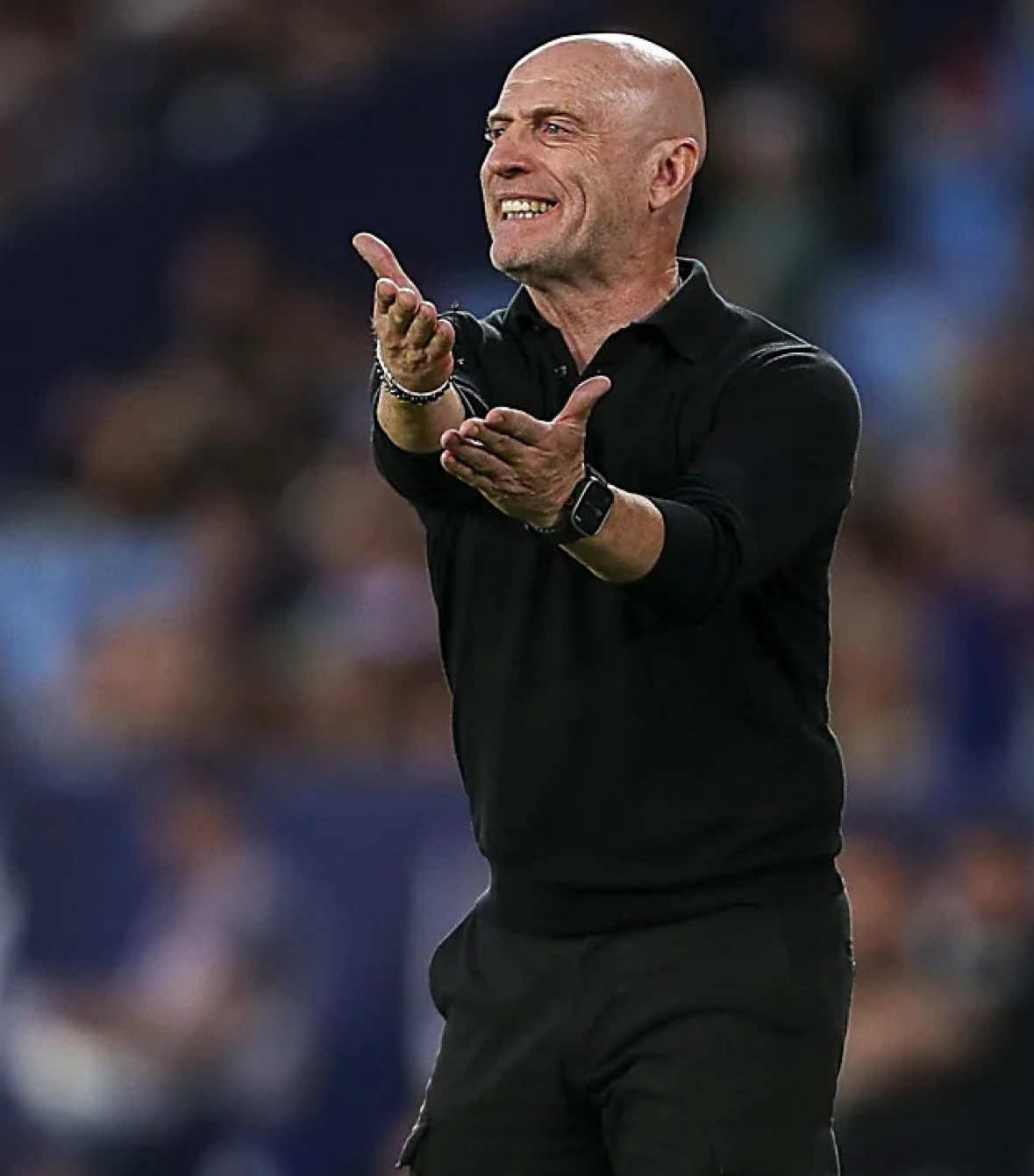 💪 “Esto es una manada, no dejamos a nadie atrás. Si tenemos que entrenar a las 3 de la mañana para que uno más esté, lo hacemos”. #LALIGAEASPORTS 👏 Calero, míster del Levante, retrasa la sesión previa al derbi valenciano por la vuelta de Arriaga, internacional con Honduras. #tiktokfootballacademy #elchiringuitotv #deportesentiktok 