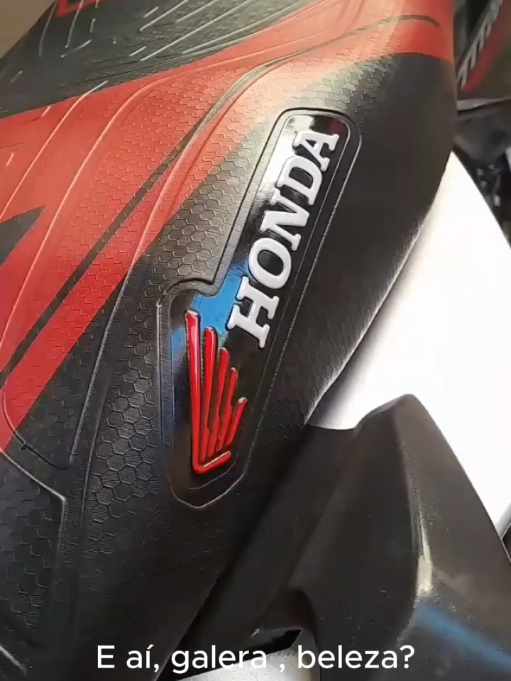 🏍️🔥 Renove o visual da sua moto com mais estilo e proteção! A Capa de Banco Pintada Esportiva traz aquele design agressivo, moderno e super confortável que transforma qualquer CG, Titan, Fan ou Bros! Material resistente, acabamento premium e encaixe perfeito para deixar sua moto com cara de nova. 😎✨ 👉 Clique no carrinho laranja do vídeo e garanta a sua agora mesmo! #CapaDeBanco #MotoEsportiva #CGTitan #HondaFan #HondaBros #AcessóriosParaMoto #EstiloSobreDuasRodas #BancoEsportivo #CustomizaçãoDeMotos #CarrinhoLaranja