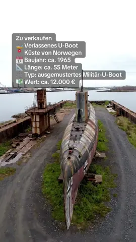 Tief in einer abgeschiedenen norwegischen Fjordbucht liegt dieses verlassene Militär-U-Boot aus den 1960er-Jahren. Jahrzehntelang unberührt, beeindruckt es heute mit engen, metallischen Gängen, alten Technikräumen, Schlafkojen und schmalen Offiziersabteilen. Die originale Ausstattung ist noch weitgehend vorhanden und gealtert – perfekt für Fans von authentischen Lost Places mit rauer, maritimer Atmosphäre. #lostplace #uboot #submarine #immobilie #meer 