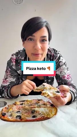 🍕Pizza Proteica quema-grasa 🔥 ✅Keto ✅Sin Gluten ✅Alta en proteína 💾 Guarda la receta porque te va a salvar todos esos viernes de pizza en familia o quedadas con amigos. Es ultra fácil y rápida! ✍️Ingredientes ➡️150g queso cottage  ➡️1 huevo ➡️toppings al gusto Lo llevamos al horno a 180°C unos 15 min hasta que la masa quede tostadita. Ponemos toppings al gusto y horneamos 5min más para que se derrita el queso. Buen provecho!   ❤️Sígueme para disfrutar del proceso de perder peso, sin pasar hambre, sin antojos ni frustración 🫶🏼  . . . #cetosisnutricional #pizzaketo #ketoespaña #pizzaproteica #perderpeso 