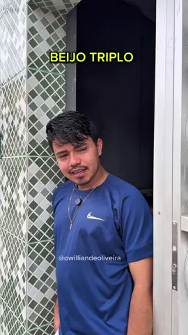 Beijo triplo é assim? Kkkk #meme #humor #beijo #beijotriplo 
