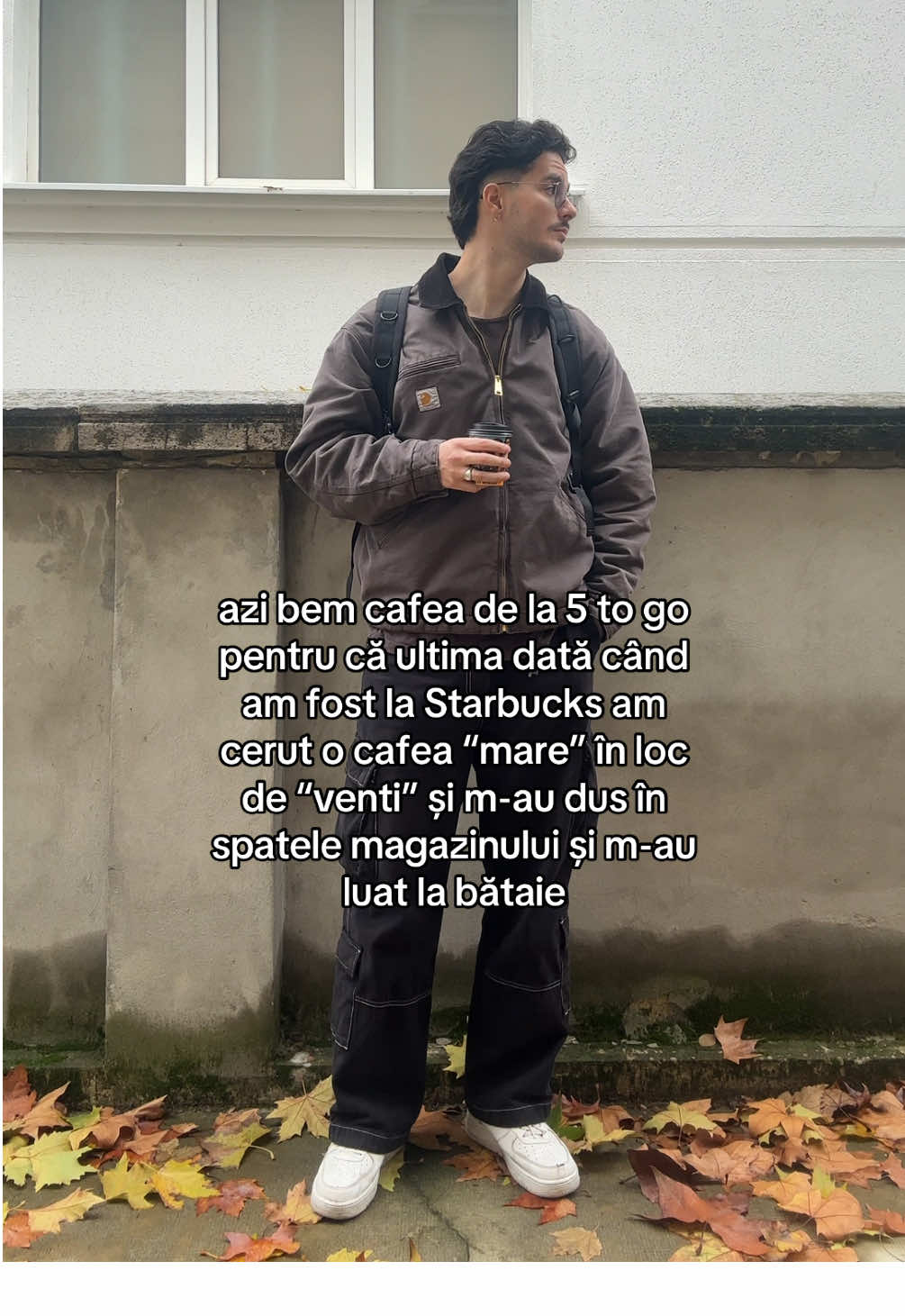 Dimensiunile cafelelor de la starbucks sunt un subiect mult prea complex pentru un barbat simplu. De ce cafeaua cea mai mica se numeste grande???? #coffee #starbucks #romania #outfit #menswear 