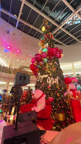 Le sapin s’est illuminé à la toison d’or ce soir ✨ #dijon #noel #shopping #toisondordijon 