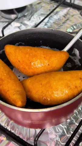 Risoles Ingredientes: 1 xícara de água  1/2 xícara de leite  1 colher de sopa de margarina  1 caldo de legumes em pó  1 colher de café de páprica defumada  1 colher de café (rasa) de sal  1 xícara e meia de trigo  150g de mussarela 150g de presunto  Ovo, leite e farinha de rosca para empanar #salgados #risoles #pizza 