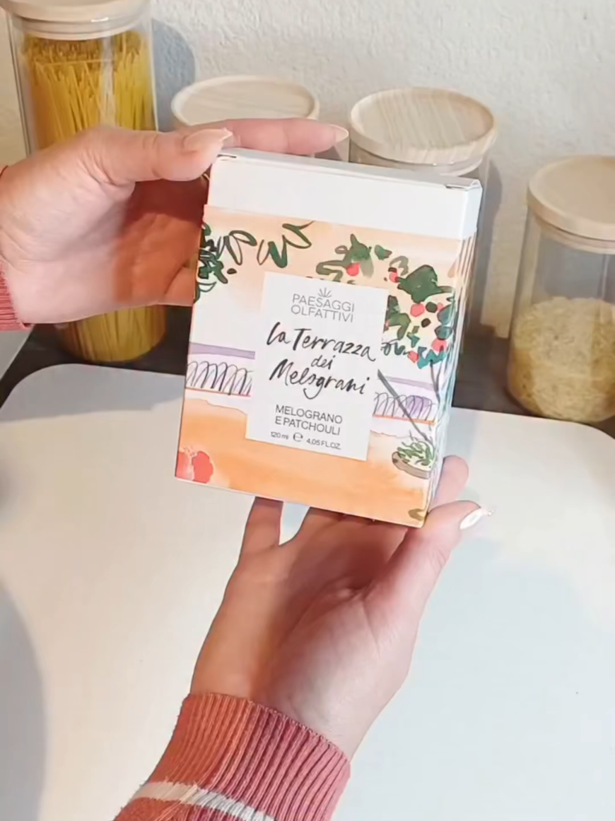 🦋Une invitation à l'évasion, un souvenir, une émotion 🌈 C'est ce que PAESAGGI OLFATTIVI véhicule avec sa nouvelle collection de diffuseurs.  🎨Une présentation à l'aquarelle sur sa boite 🏞Un flacon raffiné à l'aquarelle ✨️Une fragrance unique  🌿Une confection naturelle et sans solvant    J'ai.  TERRAZZA DEI MELOGRANI    GRENADE ET PATCHOULI  Notes de tête  Groseilles noires, cassis, aneth, abricot Notes de cœur  Framboise, fraise, grenade, pamplemousse, cyclamen, jasmin Notes de fond  Bois de rose, Patchouli, vanille  Une fragrance originale trés appréciée !  La collection se décline avec 5 autres collections tout aussi originales. À shoper sur @almanature_shop. Avec le code HELLOALMA vous bénéficiez de la livraison gratuite sur tout le site ! 🧡Je remercie almanature pour m'avoir offert ce diffuseur en collaboration commerciale non rémunérée.  #domea #diffuseurs #artduparfum #décoration #almabio 
