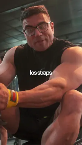 La importancia de usar straps en ejercicios de espalda Podes conseguir los tuyos en la página de @gymturones con el código “oslo20”, 20 % off + 25 % off pagando con transferencia. Usar straps no es “hacer trampa”. Es entender biomecánica. Cuando entrenás espalda, la limitante NO debería ser tu agarre, sino tu dorsal. Si te sueltan las manos antes de que se fatigue la espalda, dejaste de estimular el músculo objetivo. Los straps te permiten: 	•	Tirar más pesado 	•	Mantener la técnica limpia 	•	Aumentar el rango y la activación 	•	Llevar la serie al límite donde importa: el dorsal, no los antebrazos Si querés una espalda grande, entrená como tal. Los straps no te hacen débil: te hacen inteligente. #culturismo #gymtips #espalda #straps #biomecánica      