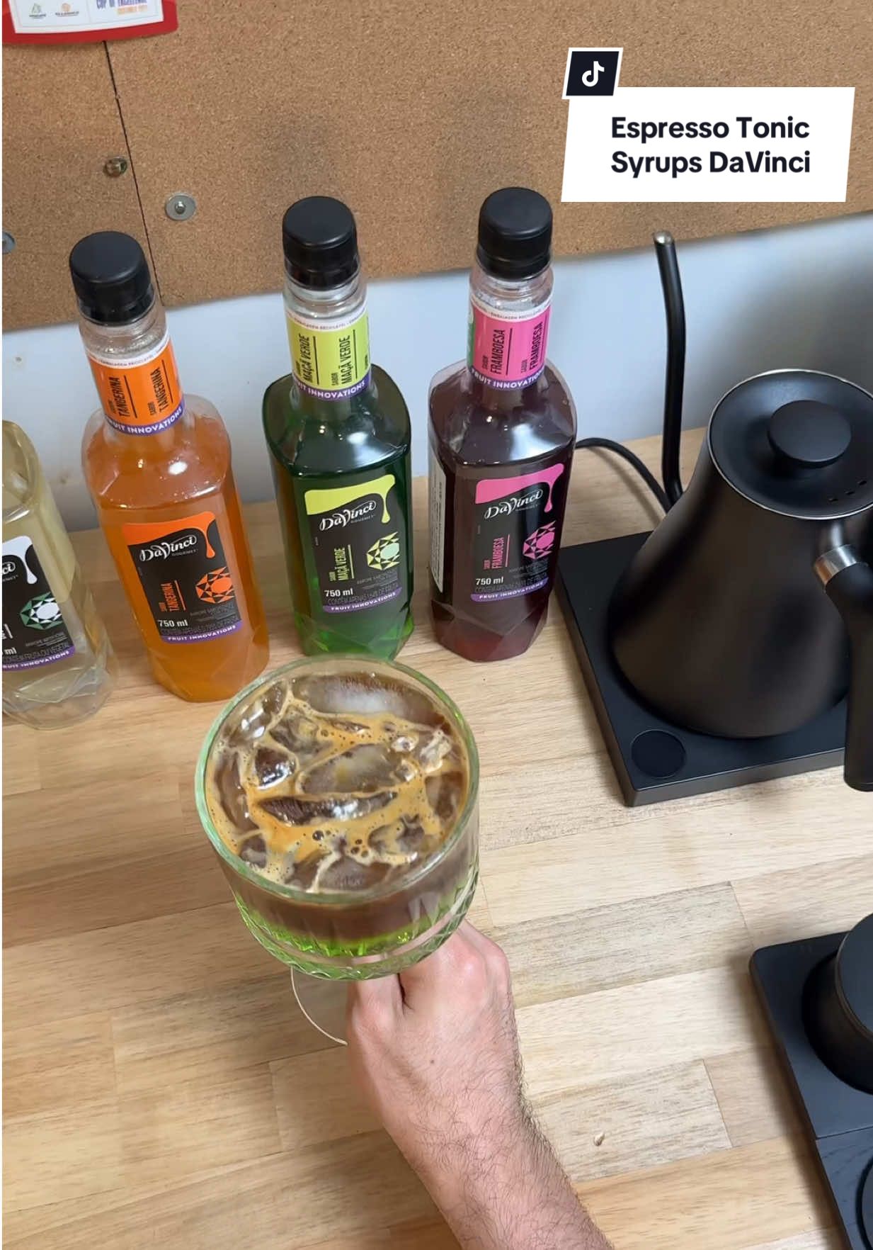POV: Pediste un espresso tonic con syrup DaVinci en mi cafetería en casa  Lo mejor de todo es que podes encontrar toda la línea de Syrups DaVinci Gourmet en todo Bolivia en Naturex @Naturex-Bolivia  Yo use el syrup de manzana verde para hacer mi espresso tonic, es de mis sabores frutados favoritos para combinar con café #coffee #bolivia #coffeetime #coffeelover #davincigourmet 