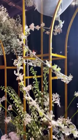 Our flower pros? Absolute legends They made THIS ✨ Thinking about DIY’ing your wedding flowers? They got you. Peep the link in bio 💐💪