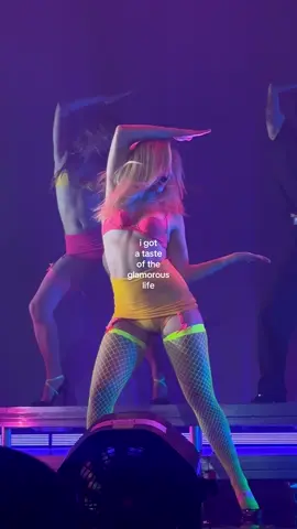 the only correct way to sing along to this song #theaddisontour #addisonrae | video from benjamin habets