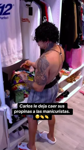 Carlos le deja caer sus propinas a las manicuristas.😌👏👏