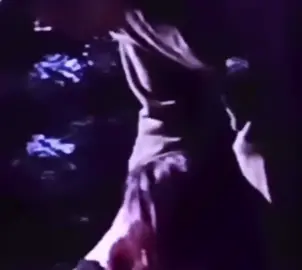 تهزني ذكريات الحلم و الماضي  و أنا مجرد جريح و ما لقى حتفه كثر السهر أتعب عيوني على الفاضي  لا زال عندي أمل في شوفته صدفه 