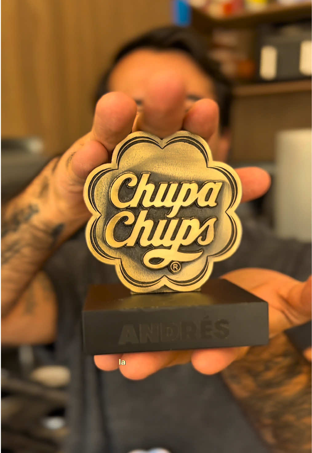 Hoy quiero agradecerles a ustedes por todo esto, porque gracias a cada uno de los que comenta y que hace mis recetas @chupachups me premió como the best of cooking. No tienen idea de lo agradecido que estoy, una marca que ha sido parte de mi vida desde niño y que mi sabor favorito desde siempre fue la de fresas con crema, vino y me dio este reconocimiento. Gracias!  Y ustedes cual es su chupachups favorita?  #andresgallegos #fyp #dulcesmexicanos #chupachups 