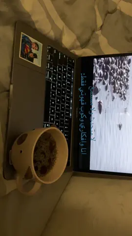 أنا في هناءٍ… ولا قلبي بسلامِ، أُطاردُ راحتي وقلبـي يزدادُ اضطرابا. تتنازعُ الأفكارُ في صدري كالأعلامِ، وتعيدني الطرقُ نفسَ البدءِ… نفسَ العذابا. أسيرُ ولا أدري لأيّ جهةٍ أُساقُ، وأرتدي ضحكةً تخفي ما أعجزُ عن وصفهِ بيانا. مُتعبٌ… غير أني واقفٌ لا أشتكي الفاقُ ،#4u #foryou #explore #fyp  وكلّ ما أرجوه يومٌ يصحو فيه قلبي مُطمئانا. 