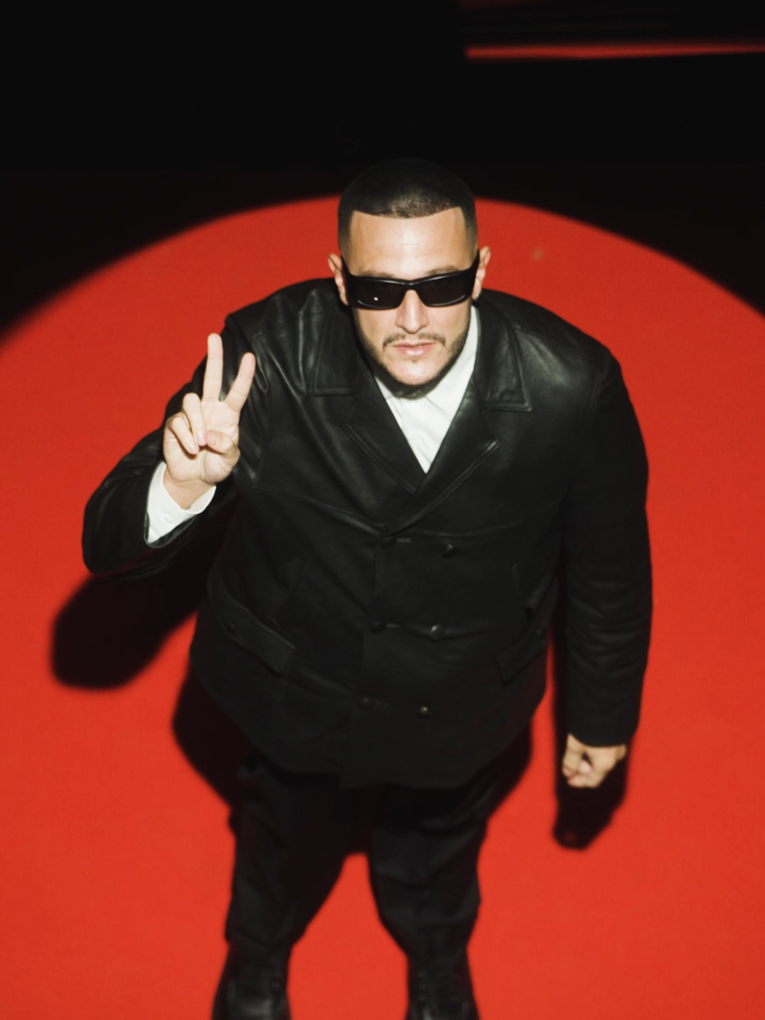 @djsnake est Homme de l’Année GQ 2025. À bientôt 40 ans, William Grigahcine s’est offert le luxe en mai dernier de remplir le Stade de France en à peine quelques minutes. Son nouvel LP, “Nomad”, le troisième seulement en quinze ans, a rappelé qu’il maîtrisait parfaitement l’art du tube à dimension planétaire. Et comme s’il fallait encore en ajouter : c’est lui qui a été choisi pour animer la célébration de la première Ligue des champions du Paris Saint-Germain, son club de foot adoré. On peut dire que 2025 ne s’est pas trop mal passé pour DJ Snake. #gqmoty #djsnake