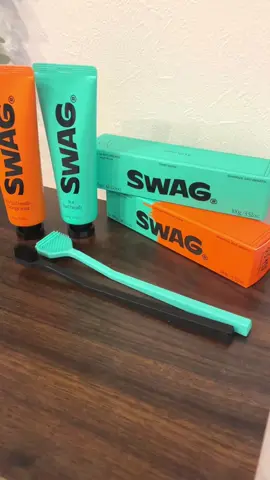 🟡 SWAG ① Tooth brush ② Tongue cleaner  ③Tooth paste  ④Orange Mint 💎特徴 ① Tooth brush 三重構造でプラーク除去 TPE素材※1 微細毛1本の太さが0.4mm、0.6mm、 0.8mmの三重構造で構成され、上層毛0.4mmは歯間の異物をきれいに除去し、 歯茎にマッサージ効果を与え、 下層毛0.6mm、 0.8mmは歯表面のプラーク除去に効果的です。 取り外し可能なヘッド部分は、 赤ちゃんの哺乳瓶で使用されるTPE素材で毛羽立ち現象もありません。 ※1熱可塑性エラストマー素材 ② Tongue cleaner 三重スクレーパーと97本のブラシで舌苔を除去TPE素材※1 ぴったりフィットするように設計された人間工学に基づいたデザイン。舌の突起に合わせた97本のブラシと三重スクレーパーで表面に付着した舌苔を取り除きます。 取り外し可能なヘッド部分は、 赤ちゃんの哺乳瓶で使用されるTPE素材で毛羽立ち現象もありません。 ※1熱可塑性エラストマー素材 ③Tooth paste 【未体験の爽快感！スーパーミント配合！ ！※】 ミント成分を限界量配合し、最上級の爽快感を実現しました。 口の中だけ北極気分が味わえます！※メントール 【ココナッツ由来のアミノ酸系界面活性剤※】 歯磨き粉は毎日使うものだからこそ、ココナッツ由来の天然原料を採用。ナチュラルな処方にこだわりました。※ココイルグルタミン酸Ｎａ ④Orange Mint 未体験の爽快感！ スーパーオレンジミント配合！！ ミント成分（メントール）を限界量配合し、最上級の爽快感を実現。 オレンジフレーバーで口の中はまるでバカンス気分！ ❤️感想 おしゃれなデザインだけじゃない✨ しっかり口臭ケアできるのが頼もしいポイント🥰 歯ブラシでのケアだけじゃなく舌ブラシでぬかりなくケア🪥 歯磨き粉はどちらもスッキリした味で気に入りましたが、私は特にオレンジが気に入りました🫶🫶✨ 口臭ケアに✨是非チェックしてみてね💓 #ad #SWAG #オーラルケア #口臭