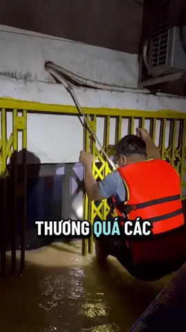 Hành trình giải cứu một gia đình neo đơn lớn tuổi bị kẹt trong chính ngôi nhà của mình 🙏 #job #christmasevent #kidstoy #kidstoy #cleaningmotivation 