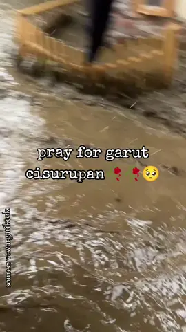 pray for garut  🥀🥺  banjir bandang karena hujan deras 3 kampung terendam banjir  cisurupan ,cibojong ,pasar kaler ,  terjadi kamis 20 november 2025  #banjir #garut #cisurupangarut #2025  #viraltiktok #fyppppppppppppppppppppppp 