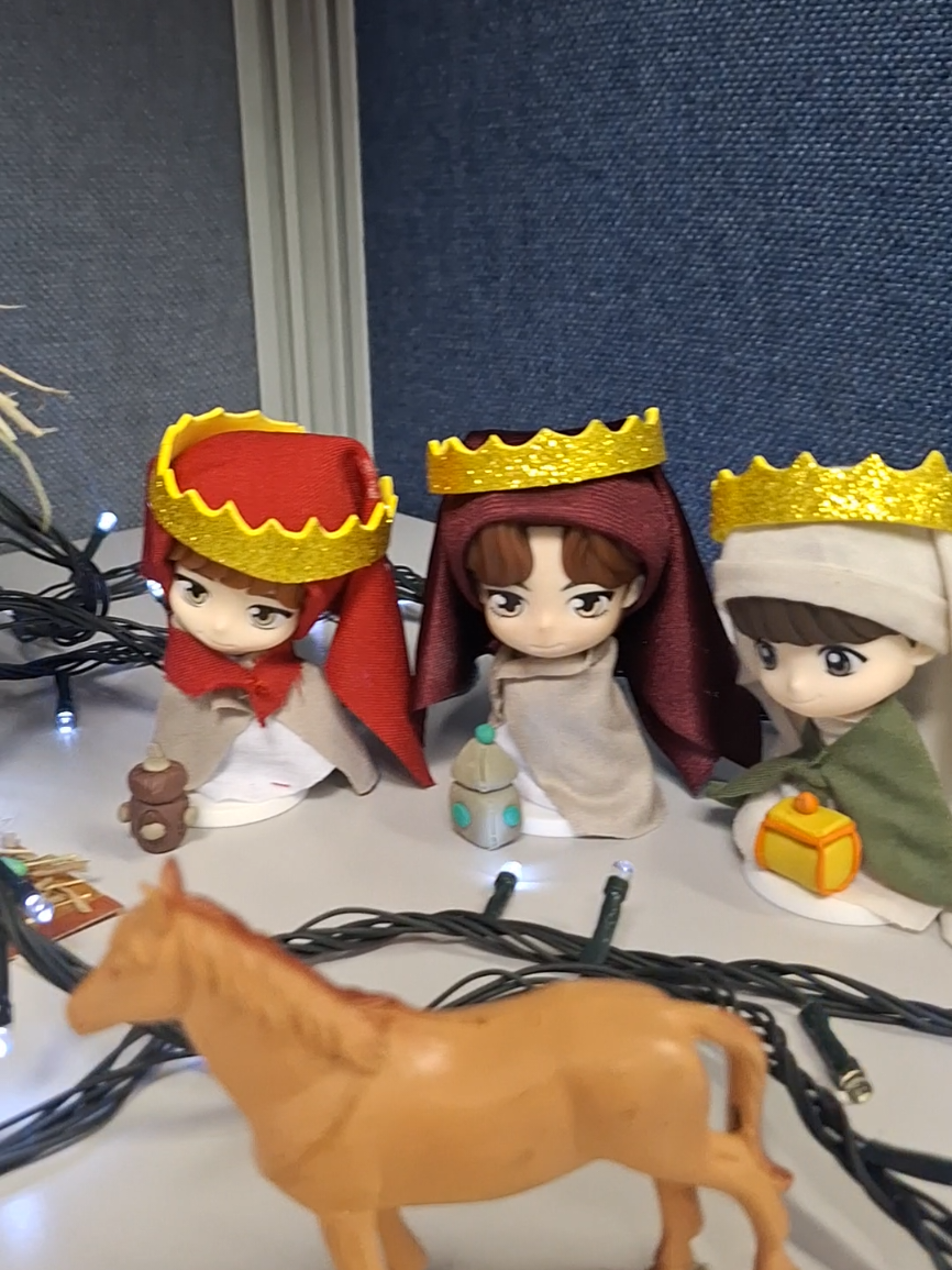 Tocó resolver la decoración navideña en la oficina 😌🎄 #kpop #btsarmy #bts #방탄소년단 #armybts 