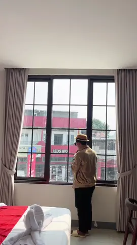 Meski Hotel ini cuma 100Ribuan , tapi kamarny bersih wangi. dan  modern , bangunanya juga baru dan fasilitasnya juga lengkap , lokasinya di pusat kota Jakarta dekat kemana mana . Booking langsung dr aplikasi RedDoorZ lebih mudah dan hemat cus dowload aplikasinya , booking sekarang juga #bukasemuapintu #RedDoorz #reddoorzplusnearkebunraya #hotelhemat #hotelbogor 