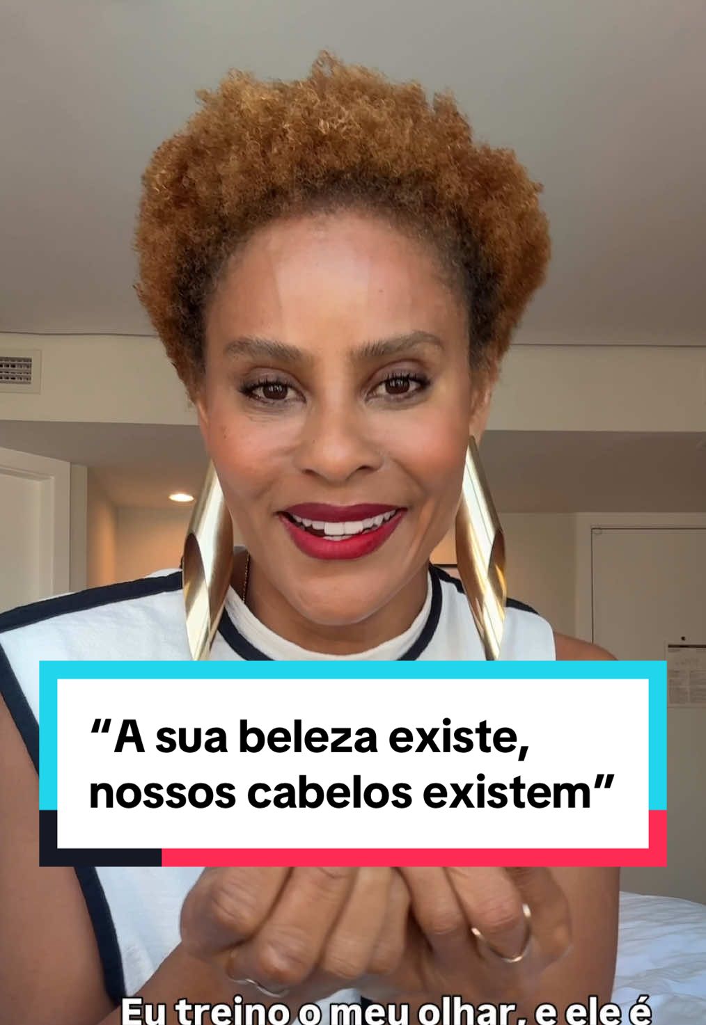 No dia da Consciência Negra, compartilhamos este video onde Aline Wirley compartilha sua história com o cabelo e as dificuldades enfrentadas por mulheres pretas na construção da autoestima e da aceitação #consciencianegra #mulher #alinewirley #fyp #racismo 