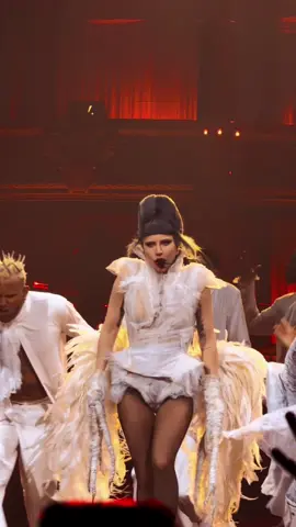 La légendaire Lady Gaga met le feu avec « Bad Romance » à l’Accor Arena à Paris #ladygaga #badromance #concert