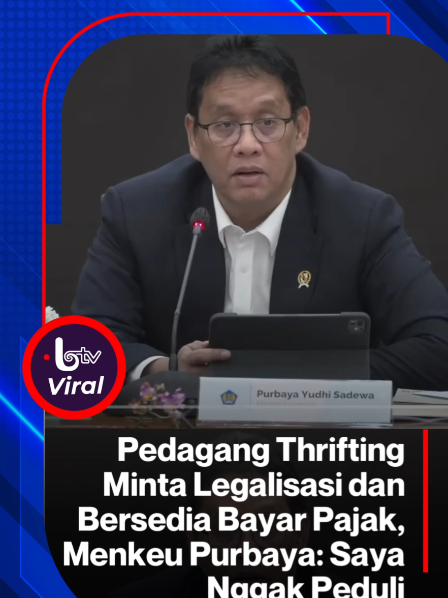 Menteri Keuangan Purbaya Yudhi Sadewa merespons tegas polemik seputar impor baju bekas (thrifting) yang belakangan disuarakan para pedagang. Purbaya menegaskan bahwa pihaknya tidak akan melunak, meskipun para pedagang menyatakan kesiapan untuk membayar pajak demi melegalkan aktivitas mereka. Kepada media, Bendahara Negara itu menyatakan fokus pemerintah bukan pada aspek penerimaan, melainkan pada penegakan hukum terhadap barang ilegal. kata Purbaya dalam konferensi pers APBN KiTA di kantornya, Jakarta Pusat, Kamis (20/11/2025). Purbaya dengan lugas memisahkan isu pajak dari legalitas impor baju bekas. Menurutnya, kesediaan pedagang membayar pajak tidak serta-merta mengubah status impor barang bekas yang dilarang. Ia lantas memberikan analogi untuk memperkuat argumennya: 