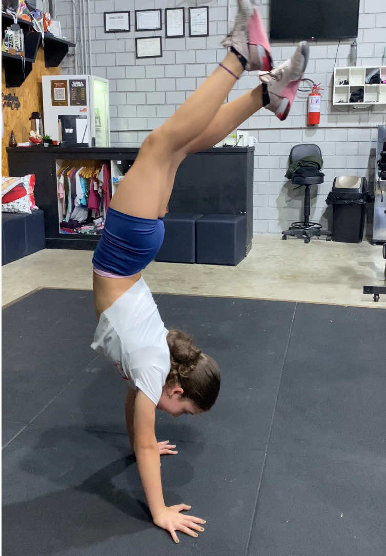 Praticando os movimentos ginásticos. #handstandwalk  #crossfit  #crossfitbrasil  #crossfitgirl  #icara 