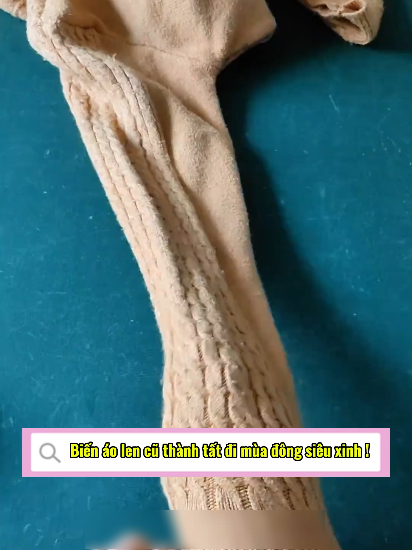 Đừng bỏ quần áo cũ đi nữa nhé! Mách bạn cách biến áo len thành tất đi mùa đông siêu xinh #mayva #kheotay #suaquanao #taichedocu #sangtaotainha #sangtao #meohaymoingay #tipsandtricks #lifetips