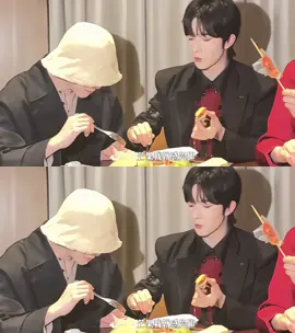 coi đi coi lại vẫn thấy r hiểu đúng:))) ẻm cúi đầu thật má HX đưa tới miệng là tay ẻm đưa lên mặt luôn rồi nhìn HX ăn chứ hong tự múc ăn há há, ở nhà chắc quen rồi, ở đây nó chưa quen lắm thôi🤌🏻🤌🏻🤌🏻🤏🏻🤏🏻🤏🏻🤏🏻🙄🙄🙄#邱鼎杰_kipuka🧡 #eliothuang #hoangtinh #khaudinhkiet #xingqiu @eliot_huang @kipuka_qiu 