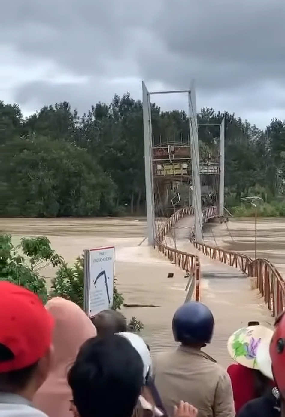 Cận cẩn cầu treo Phú Thiện (Lâm Đồng) bị nước lũ cuốn trôi #lulut #viralvideo #xuhuong #viral 