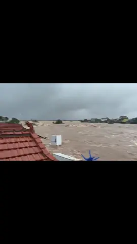 Tình hình mưa lũ tại Phú Yên Bà con đang bị cô lập giữ biển nước mênh mông #mualu #mientrung #lulut #thoitiet #phuyen 