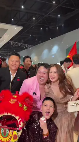 Ca sĩ Chi Pu có mặt để cổ vũ Hoa hậu Hương Giang tại chung kết #lollipop_VNteam 