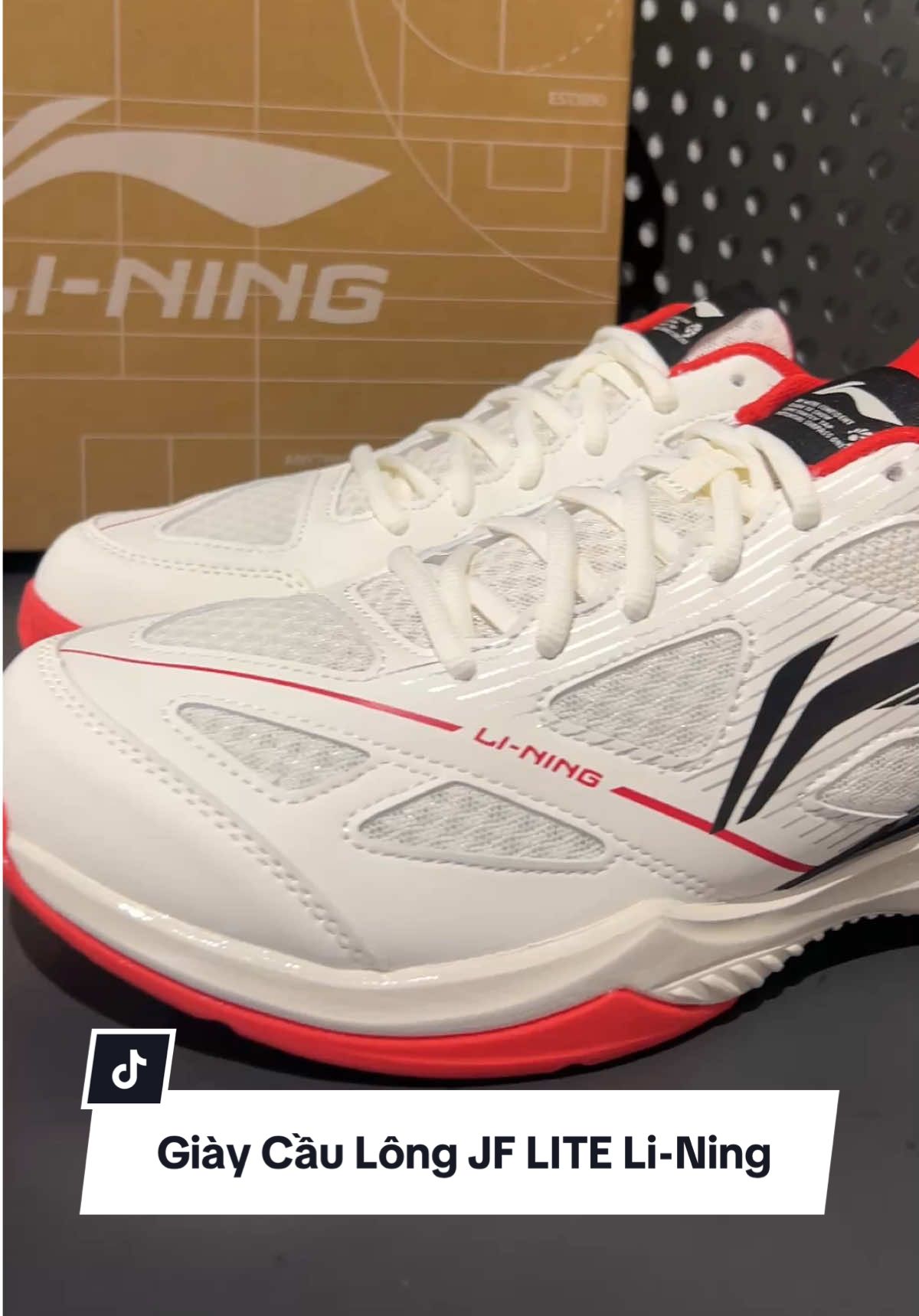 Giày Cầu Lông JF LITE Nam [ Chính Hãng Li-Ning ]  Thông số sản phẩm :  TUFF TIP là vật liệu chống mài mòn ở mũi giày được áp dụng cho phần mũi giày để ngăn phần trên bị mòn sớm, do đó kéo dài tuổi thọ của giày. Phần trên: Dệt + Da tổng hợp Đế: Cao su + EVA  Mũi giày hơi cong để giảm va chạm và chấn thương do vận động mạnh. Giày luyện tập cầu lông Li-Ning sử dụng màu sắc đơn giản và giản dị. Phần trên được làm từ chất liệu thoải mái, dễ chịu và mềm mại, mang lại cảm giác chân tốt. Thiết kế logo thương hiệu Li Ning, tay nghề tỉ mỉ, làm nổi bật sự quyến rũ của thương hiệu. Thiết kế chống va chạm của mũi giày giúp giảm trầy xước hoặc va chạm trên ngón chân và nâng niu từng bước chân. #lining #liningstorevn #liningvietnam #liningbadminton #badminton 