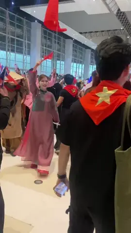 Dàn Celebs Việt Nam đã đổ bộ ủng hộ #missuniversevietnam2025  , đố bạn có những ai xuất hiện nữa 🥰🥰🥰 #missuniverse2025 #mcphamtruonggiang #mcchanngannhatvietnam #mctruonggiangpham 