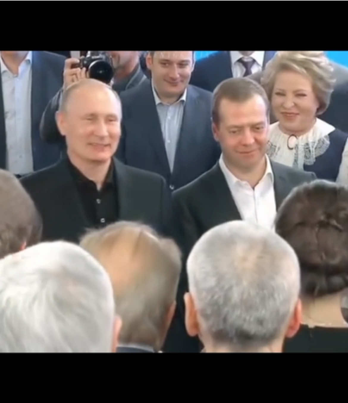 Tôi sẽ bước về phía người, trong khung cảnh rực rỡ nhất Đã từng, có những tổn thương vụn vỡ như những mũi thủy tinh sắc nhọn. Và trái tim chúng ta, đã chia thành ngàn mảnh. Có những tối tăm câm lặng, có những tuyệt vọng và đau đớn như ngày hôm qua không thể trở lại. Có những mơ hồ tươi sáng, có những hy vọng và chờ mong vào ngày mai không thể đoán trước.  Còn có ngày hôm nay của những sắc màu đan xen. Ngày hôm nay tôi biết người nở nụ cười rạng rỡ, ngày hôm nay trong đôi mắt người có chút u hoài. Ngày hôm nay, tôi và người đã xoay xở để vui, để buồn, để cười, để khóc, hay là, để ngắm những áng mây vụt qua tầm tay. Giữa thời gian hỗn loạn, người có bằng lòng cùng tôi đi qua năm tháng? Vậy thì, hãy để tôi bước đến bên người, để tôi bước đến bên người dưới bầu trời tuyết trắng, dưới ánh nắng ngập tràn, dưới màn mưa giăng mờ chân mây. Để tôi nhìn thấy người, giữa ngọn lửa nhiệt huyết chưa bao giờ thôi rực cháy, giữa ánh đèn sáng rỡ trên thần điện. Để tôi yêu quý người, cả những vết thương trong đêm trường u ám và trái tim chân thành thiện lương dưới ánh mặt trời. Để tôi nắm tay người, kiên định giữa thế gian phồn tạp, chầm chậm bước về phía những giấc mộng không bao giờ tan biến. Để tôi thì thầm bên tai người, bản tình ca mật ngọt, và đôi má đỏ hây hây như hoàng hôn bên bờ sông trong vắt. Để tôi đặt lên môi người một nụ hôn, giữa ngàn vạn ánh mắt của nhân thế, giữa những phán xét, những ghen tị đầy xấu xa và cả những yêu thương, những lời chúc phúc đẹp đẽ. Để tôi ôm lấy người, để người ôm lấy tôi, điều ấm áp nhất của trần gian. Hãy để tôi yêu người, yêu đến thiên thu vạn kiếp, yêu đến trời đất hoang tàn. Hãy để tôi ở bên cạnh người, mãi mãi không rời... #putin #medvedev #pumei