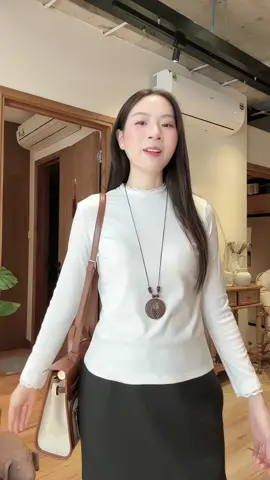 Áo đen chất mềm, mặc lên gọn dáng cực 😍 kiểu đơn giản mà sang.” #linhlunglieng #aothun #aogiunhiet  