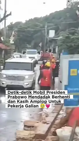 Momen Presiden Prabowo berhenti untuk membagikan amplop kepada pekerja galian disela-sela waktu mereka bekerja. #prabowosubianto #presidenri #presidenprabowo #prabowo