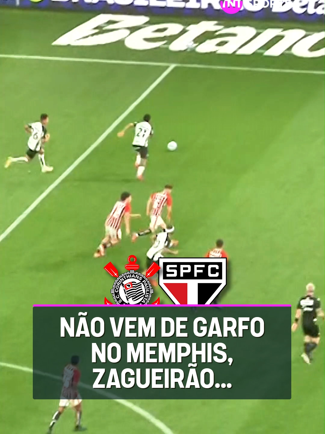 ESSA AÍ, PASSOU! 🎶😅 Memphis teve toda a calma do mundo pra dar uma caneta no Sabino e marcar o gol da vitória pro Corinthians no clássico. #memphis #corinthians #saopaulo #sabino #gol