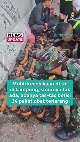Petugas Patroli dan Keamanan Tol Bakauheni–Terbanggi Besar menemukan 34 paket obat terlarang di dalam sebuah mobil Nissan X-Trail yang mengalami kecelakaan di KM 136 B, Kamis (20/11).  Saat tiba di lokasi sekitar pukul 05.35 WIB, petugas tidak menemukan pengemudi sehingga dilakukan penyisiran. Pemeriksaan lanjutan menemukan sebuah tas besar berisi lima tas lain yang kemudian, bersama kepolisian, dibuka dan berisi 34 kantong diduga obat terlarang. Seluruh barang bukti diserahkan kepada pihak kepolisian untuk pemeriksaan lebih lanjut. Pihak pengelola tol menyebut temuan ini sebagai bukti peran aktif petugas dalam mendukung keamanan publik, bukan hanya memastikan kelancaran lalu lintas tetapi juga membantu mencegah penyalahgunaan jalan tol untuk distribusi barang ilegal. 📸: Dok. Istimewa. Konten ini merupakan hasil liputan partner resmi 1001 Media Online kumparan, Lampung Geh. Follow WhatsApp Channel kumparan untuk dapat Informasi terpercaya dikirim langsung ke WhatsApp kamu. Ketik kum.pr/WAchannel di browser kamu sekarang, agar bisa share informasi tanpa ragu. #newsupdate #update #news #vidol #kumparan 