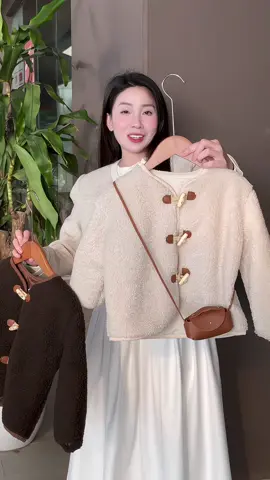 Đẹp cực kì luôn í, áo dạ lông cừu em mua còn được tặng kèm túi da cho con rất xinh ạ #mesanoi 