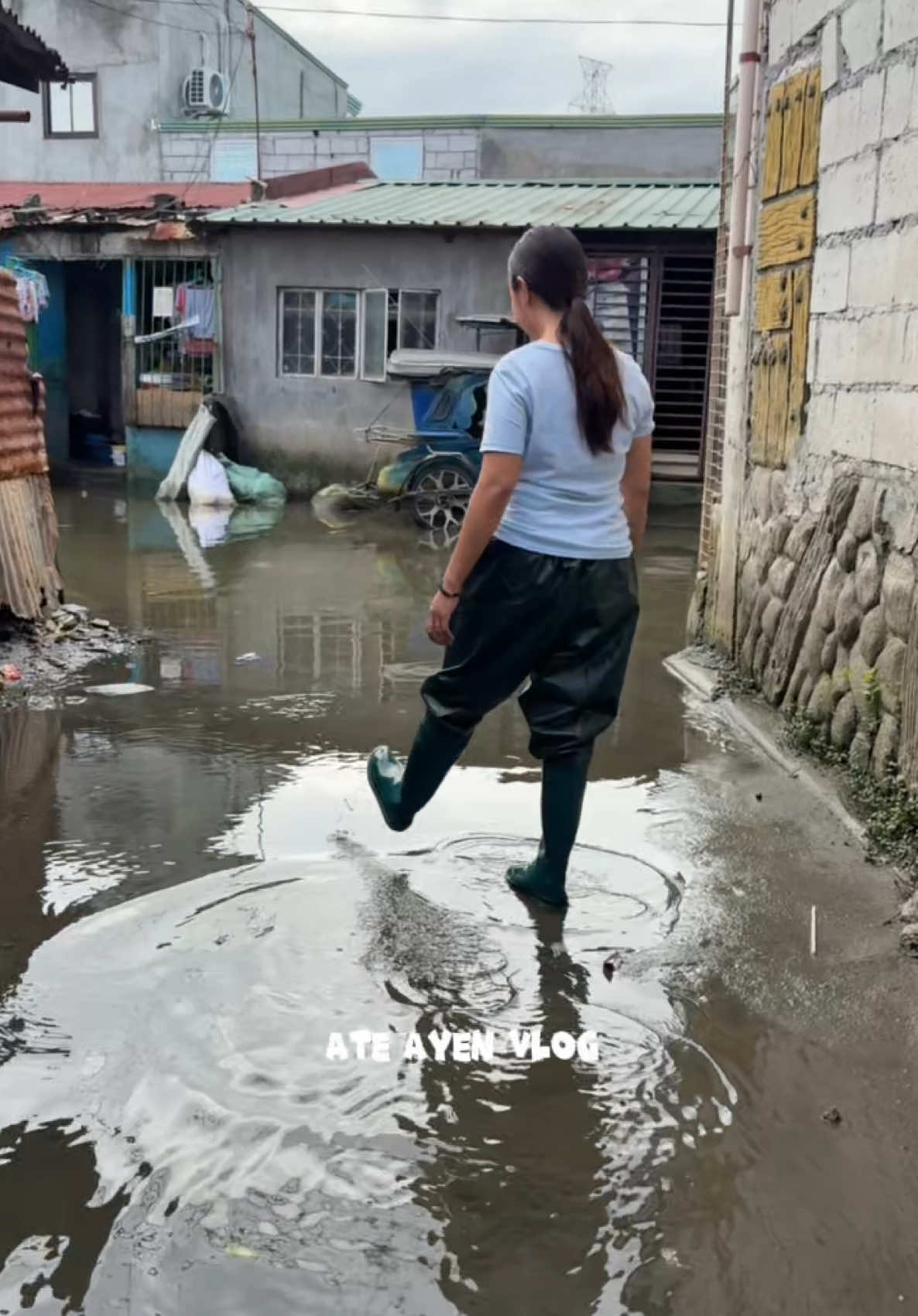 Hindi pwedeng wala kameng suot na ganito kapag lumalabas kame#fyp #tiktokph #ateayenvlog #rainboots 