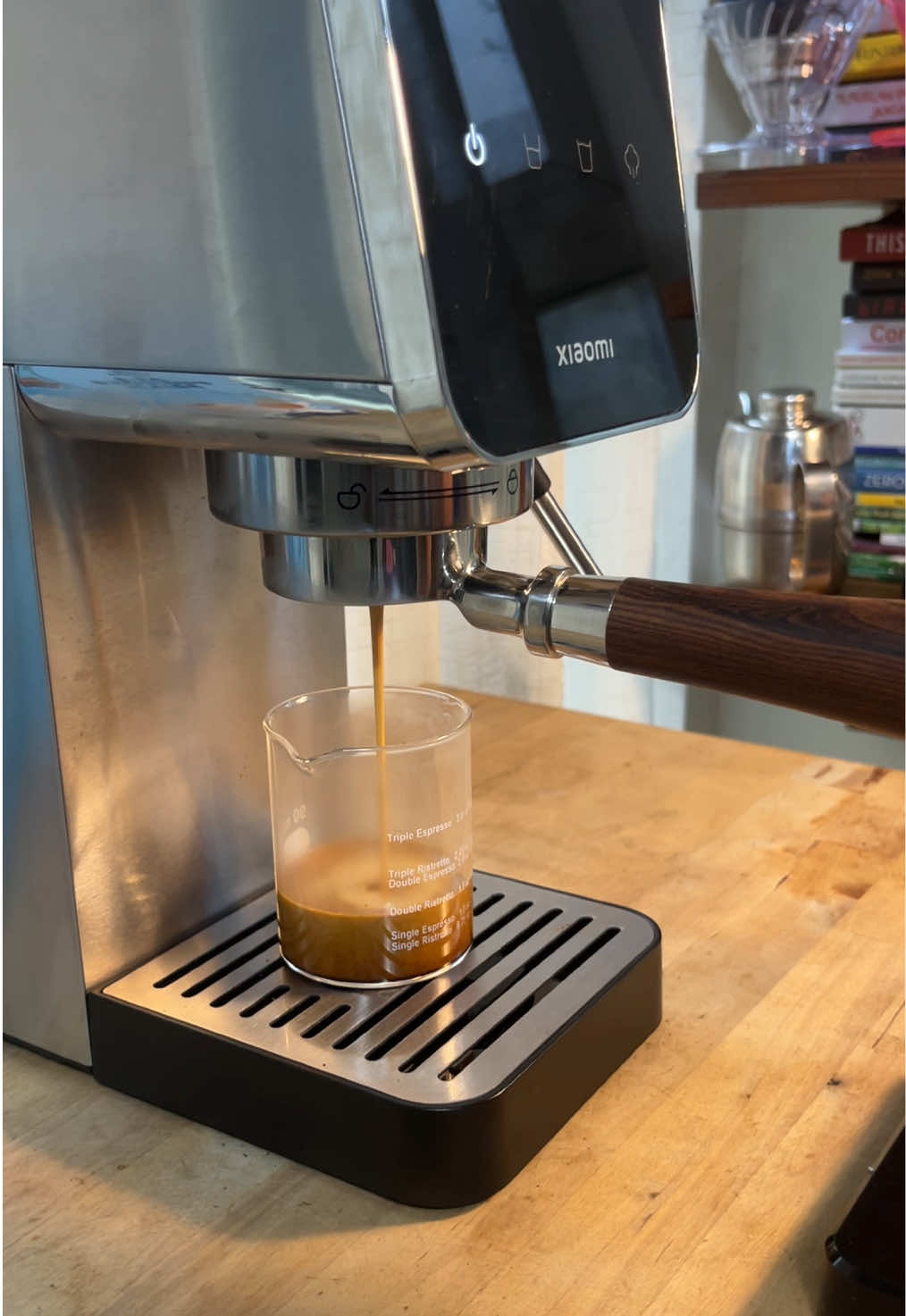 Belajar puck prep dulu, masih banyak salah karena masih trial & error 😅 #xiaomiespressomachine #ngopi #coffeeathome #ngopiribet #espresso 