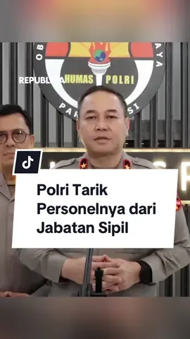 Mabes Polri mulai menjalankan putusan Mahkamah Konstitusi (MK) 114/PUU-XXIII/2025 dengan menarik perwira tinggi aktif kepolisian yang akan menjabat posisi sipil di luar struktur tugas kepolisian. Pada Kamis (20/11/2025), Kapolri Listyo Sigit Prabowo menarik penugasan Inspektur Jenderal (Irjen) Raden Prabowo Argo Yuwono dari jabatannya di Kementerian Usaha Mikro Kecil dan Menengah (UMKM). Kepala Biro Penerangan Masyarakat (Karo Penmas) Divisi Humas Mabes Polri Brigadir Jenderal (Brigjen) Trunoyudo mengatakan, Jenderal Sigit resmi menarik penugasan Irjen Argo di Kementerian UMKM pertanggal 20 November 2025. Trunoyudo menerangkan, penarikan tugas Irjen Argo itu sebagai realisasi ketaatan Polri atas putusan MK 114/PUU-XXIII/2025.  Putusan tersebut terkait dengan perombakan redaksional Pasal 28 Undang-undang (UU) Polri 2/2002 yang mengharuskan anggota Polri harus pensiun atau mengundurkan diri dari keanggotaannya di kepolisian jika menduduki jabatan sipil di luar struktur Polri. Putusan MK tersebut otomatis memengaruhi sekitar empat ribuan anggota Polri yang sejak lama mengisi jabatan-jabatan sipil di luar struktur Polri.  Reporter: Bambang Noroyono  Produser: Eko Supriyadi  Kreator: Pangeran Arga  #Republika #CekRepublikaAja  