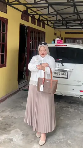 Cantik bgt tas nya , lumayan gede bisa di pakai kerja . Bisa buat banyak barang . Punya banyak warna jugaa 😍🛒 #tas #totebag #taskerja #taswanita #fypシ゚ 