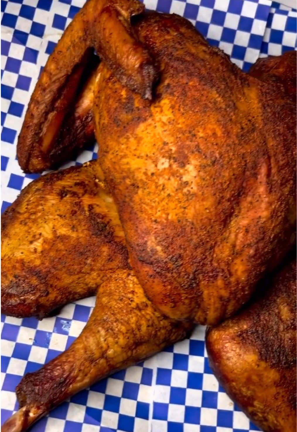 Pavo ahumado para tu thanksgiving 🙌🏼🔥 Ahumado a fuego indirecto en mi @masterbuilt 800 gravity por 4 a 250 F•, horas sazonado con @kosmosq una verdadera joyita 🔥🙌🏼🙌🏼 #thanksgiving #video #parati 