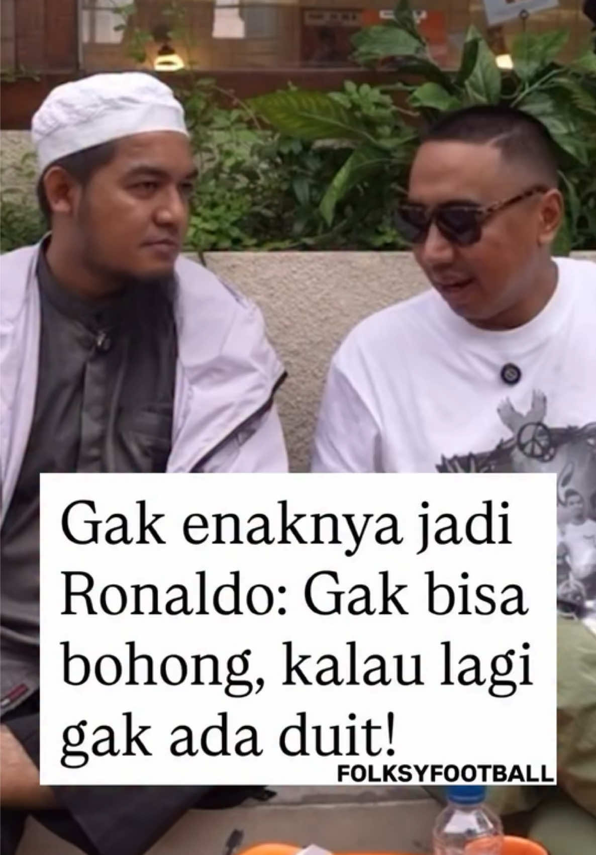 Joe Cole sama Pepe kalau ngobrol sama Ronaldo, asik bener dengerinnya, izin @/jojo_aliyusuf @/ricolubis 😁🙏🏼 Dan bener kata Bang Rico, Ronaldo dengan gaji 10,7 Miliar Rupiah per harinya, gak ada alasan buat bilang “Tunggu ada duit masuk besok ya” kalau ada temennya yang mau minjem duit 🤣 Gak kalah pecah, Ustad Jojo nambahin “Kalau Ronaldo ikut bukber, temennya ada yang transfer 200, berasa gak ye” 😭 🎥: youtube @/ricolubis  📍: @/warkopolim