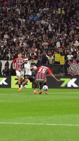 O golaço de Memphis Depay contra o São Paulo hoje! Absurdo 🤯🔥  #corinthians #memphisdepay #football #goal #majestoso @Corinthians 