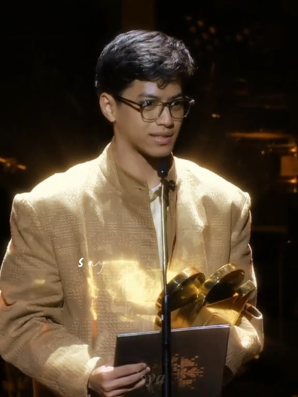 El pernah bilang, “saya selalu percaya bahwa Tuhan punya rencana yang baik untuk kita semua”  Sekali lagi, selamat ya kesayangan Elonica; El Putra Sarira! @elputrasarira hati kami penuh sekali El🤍 Bangga yang tak berujung! Teruslah berkarya, nyalamu selalu kami usahakan! ⭐ #elputrasarira #elputra #ffi2025  #ranggacinta 