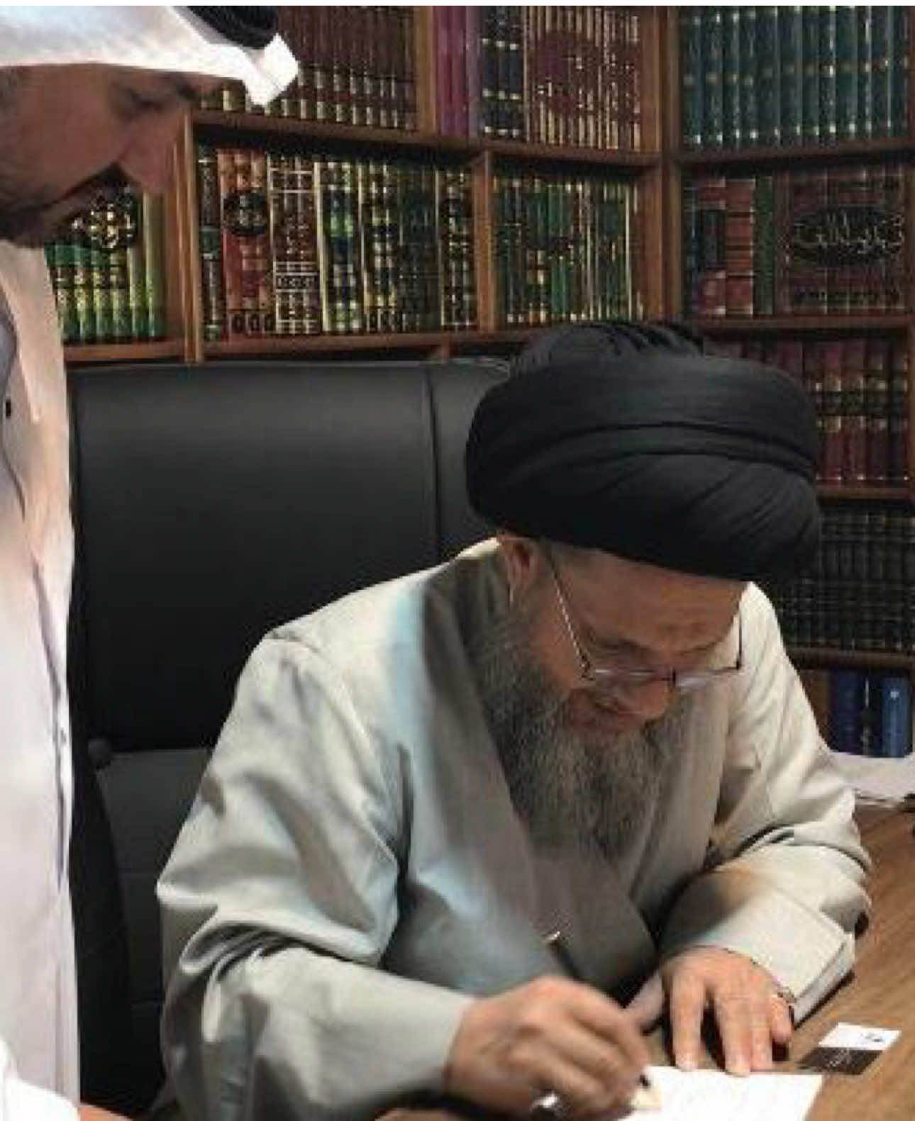 أَشار السيد كمال الحيدري  إلى بعض الأبيات للشاعر قيس بن الملوّح، فقال: أَمُرُّ عَلى الدِيارِ دِيارِ لَيلى أُقَبِّلَ ذا الجِدارَ وَذا الجِدارا وَما حُبُّ الدِيارِ شَغَفنَ قَلبي وَلَكِن حُبُّ مَن سَكَنَ الدِيارا . . . . . . . . . . . . . . . . . #fyp #السيد_كمال_الحيدري #الشيعة #الشعب_الصيني_ماله_حل😂😂 #الشعر 