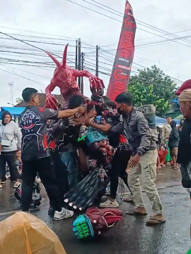 Tragedi jatuhnya Monsternya pesona gondanglegi, kepalanya sampek copot 😁👍🔥🔥🔥 #pesonagondanglegi #karnavalkostum #fypシ゚ #soundhoreg #malanghits 